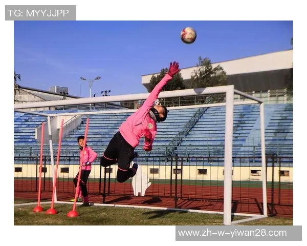 足球场上的孤胆英雄被重重包围瞬间展现无畏精神与领导力 足球场上的孤胆英雄被重重包围瞬间展现无畏精神与领导力